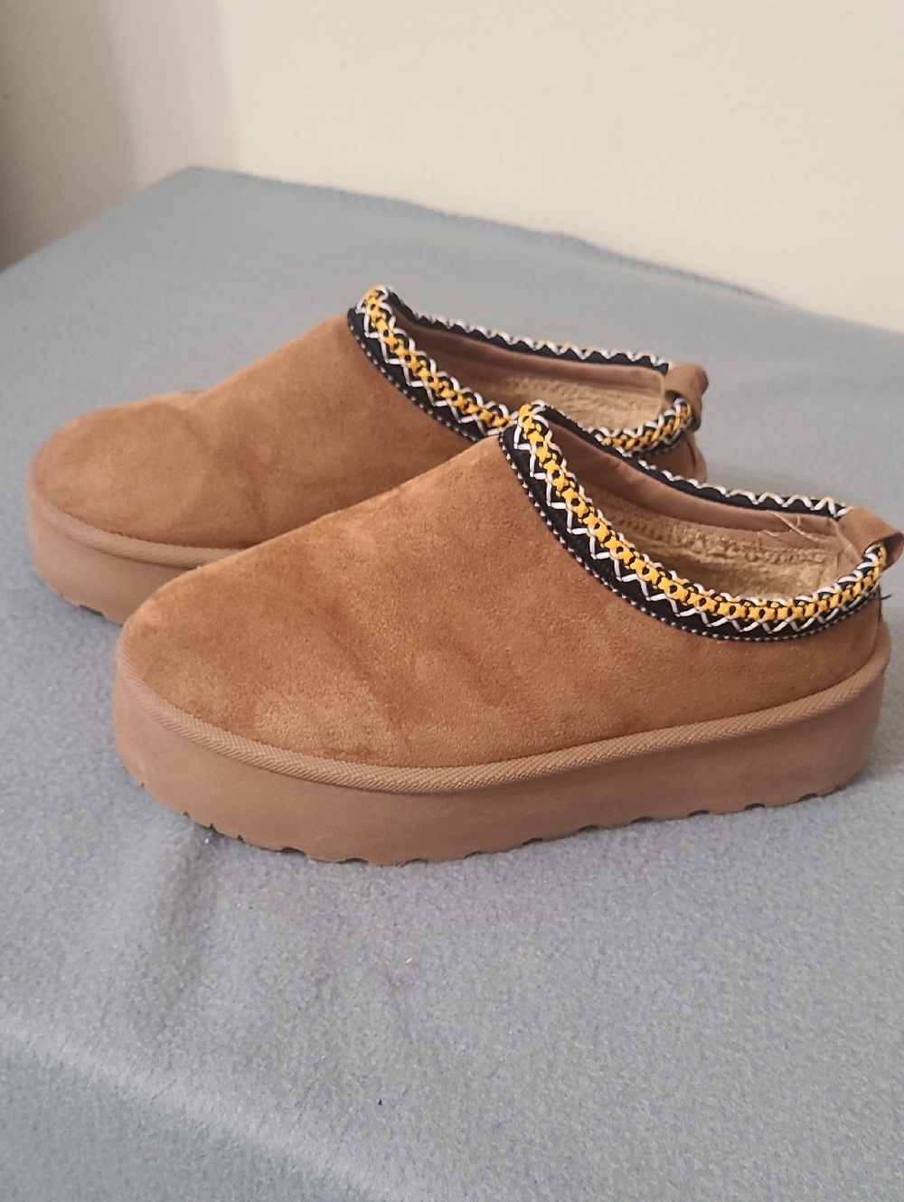 Mudd Women's Tan Suede Slip-On Platform Mini Slippers Detailed Trim - Size 8.5